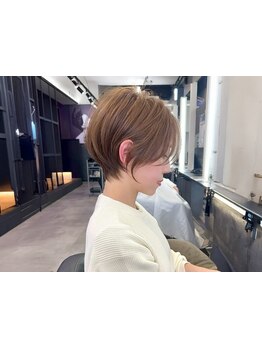 《ショートヘアの魅力を引き出すカラーデザイン》ワンカラーでも透明感のある色味で、お洒落な印象に*