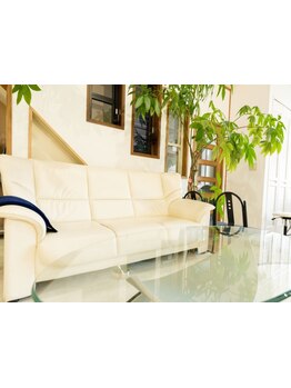 「もう諦めないで！」あなたの髪質に合わせた施術で、くせ毛・うねりを解決