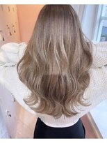 リラ(F-LILA)&nbsp;白髪ぼかし◎ホワイトベージュ&ロングレイヤーカット