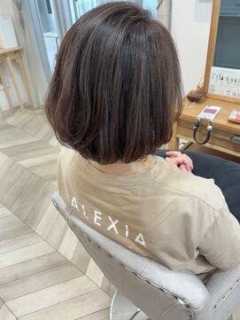 フロラクロマ 上通NEWS裏(FLORACHROMA) グレージュカラーの毛先パーマデザイン