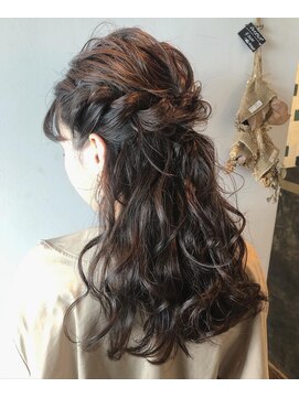 ティサ(Tisa) ハーフアップ編み込みルーズスタイル