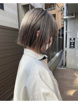 サク(Sac.) パツっとボブに赤み消しグレージュカラー　Sac.栃木優佑