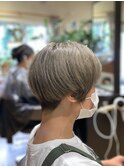 ソフト刈り上げでワンランク上のおしゃれを楽しむマッシュボブ