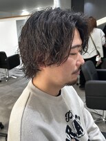 ヒュイル バイ ニアウ(Hwyl by Niau) メンズセンターパートパーマミディアムパーマツイスパパーマ