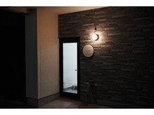 堂前の裏路地に佇む隠れ家風サロン