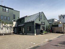 お店の前に広い駐車場あります。ベビーカーの乗り降りもOK！