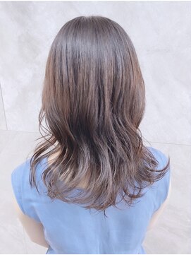 ドゥマン(Demain) 小顔カット大人かわいい透明感ベージュカラー外ハネ薄めバング