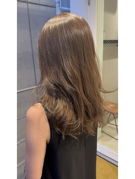 マイラ 銀座(myla) くびレイヤーエモージュデザインカラーシルキーベージュミディ