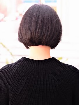 ビュートリアム 福岡(BEAUTRIUM) 輪郭や首のラインのバランスを見て切りこんだ前下がりボブ