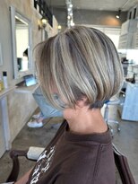 アトリエ エス atelier es HAIRDESIGN&nbsp;白髪ぼかし/ハイライト/大人ショート/シルバー/ミニボブ