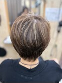 ショートボブ×白髪ボカシハイライト