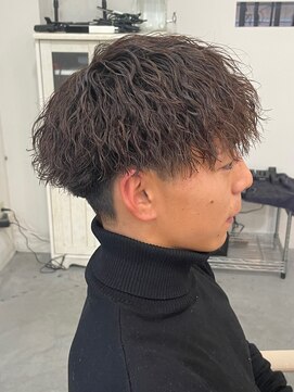 バース バイ ハピネス(BIRTH by happiness) 強め縦落ちツイストスパイラルパーマ　刈り上げマッシュ