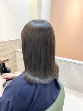 シンシア(CYNTHiA) 外ハネ艶髪アッシュ