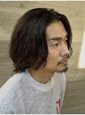 大人の波巻きスパイラルパーマミディアムロングメンズカットヘア