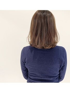 デフィー(DEFY) 肩レングスのグレージュボブスタイル