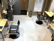 トレックヘアー(trek Hair)の雰囲気（グレーと木目を基調とした落ち着いた店内です。）