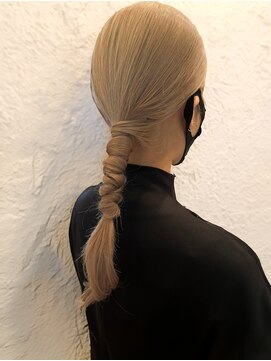 ビューティーセラーバイハリウッド(BEAUTY CELLAR BY HOLLYWOOD) タイトなローポニーテール