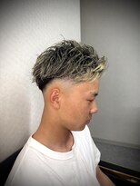 ノヴァ(NOVA)&nbsp;短髪×金メッシュ×フェード