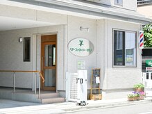 ヘアファクトリーヨシノの雰囲気（入り口横に1台分の駐車場がございます◎）