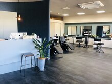 ナギヘアデザイン(Nagi Hair Design)の雰囲気（広々とした店内）