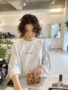 ヨウ(YEAU) カーリーボブ