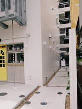 入り口はビル右側通路になります☆ 