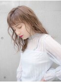 上品ベージュ　パーマ風ウェーブ