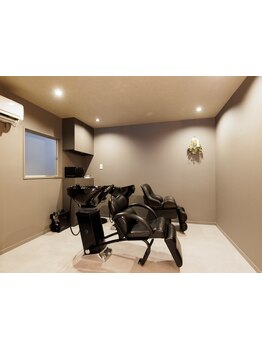 ≪究極のナチュラルな仕上がり≫を叶える酸性ストレート。体感したことのない髪質で感動の指通りに―。