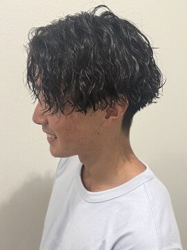 ヒュイル バイ ニアウ(Hwyl by Niau) メンズセンターパートパーマツイストスパイラルパーマ刈り上げ