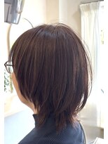 栞美容室&nbsp;レイヤーを効かせたセミディウルフ