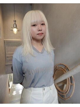 ジーナ オモテサンドウ(XENA) ホワイトブロンド×レイヤースタイル(表参道)