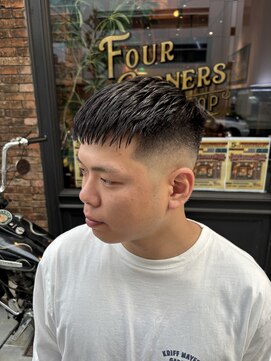フォーコーナーズ(Four Corners) クロップスタイル/スキンフェード/バーバー/刈り上げ