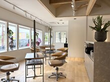 ヘアー ビジン(HAIR Bijin)の雰囲気（広い窓から目の前の公園を眺められるワンフロアな店内。）