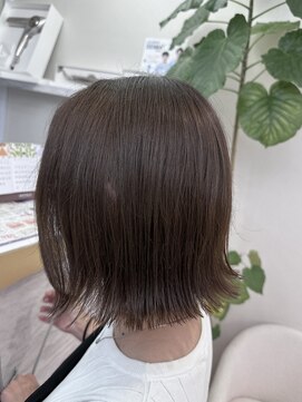 オー(eau) アッシュブラウン×切りっぱなしボブ
