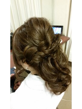 ヘアメイク アンク フィッシュボーンアップスタイル