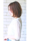働く女性の横からシルエットもキレイなワンカールボブ