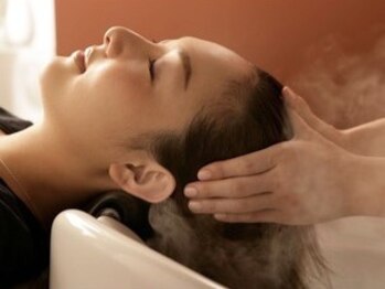 リル バイ ラミール(LiL by lamiell)の写真/【Aujua正規取扱店】つい眠ってしまう贅沢な癒しのひとときを。髪や頭皮の汚れを落としながら健康的な髪へ