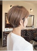 シアーベージュカラーのショートボブ