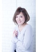 耳掛けの可愛い前下がりボブ