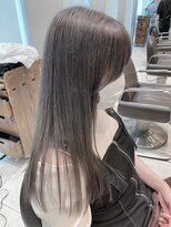 透明感あるストレートヘア