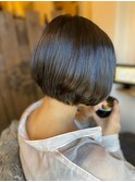 バッサリショートボブで首元スッキリ