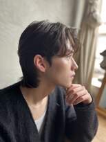 ダウンパーマで襟足を抑えたウルフスタイル