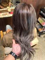 クラン バイ ナチュラル(clan by Natural) 立体感ハイライトで光に透けるグレージュ/揺れる大人レイヤー