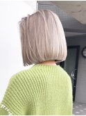 ホワイトグレージュ×ボブ