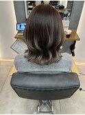 毛先グレイッシュの大人ロング