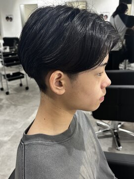 ヒュイル バイ ニアウ(Hwyl by Niau) メンズセンターパートパーマニュアンスパーマ刈り上げ