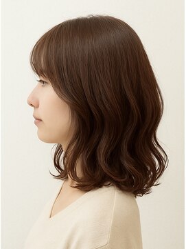 柔らかウェーブミディ／外ハネニュアンス