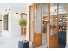 コミレ(COMILE)の雰囲気（開放感のある空間でリラックスした時間が過ごせます【髪質改善】）