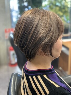 シェル 吉祥寺(shell) ハイライトで白髪ぼかし_骨格補正ミニーショート