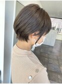 ショートボブ × オリーブベージュ